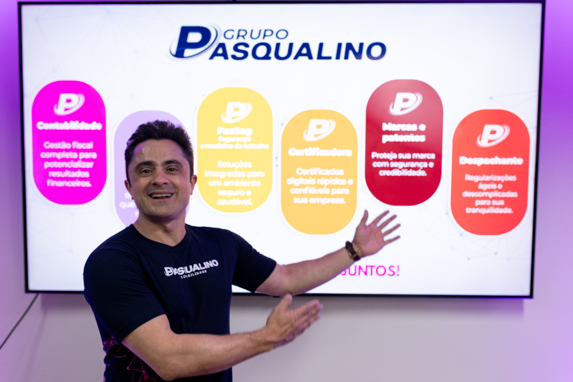 Mentor apresentando o programa